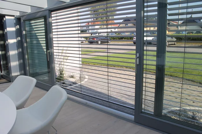 Ogród zimowy z drewnianymi szarymi oknami