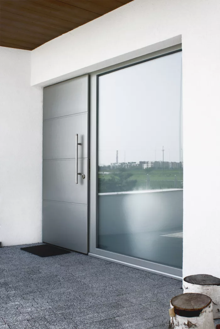 Szare drzwi i okna drewniane