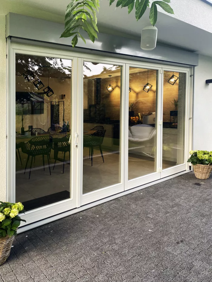 Ogród zimowy z drewnianymi białymi oknami