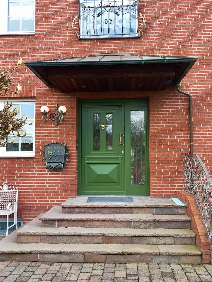 Drzwi zewnętrzne z witrażem