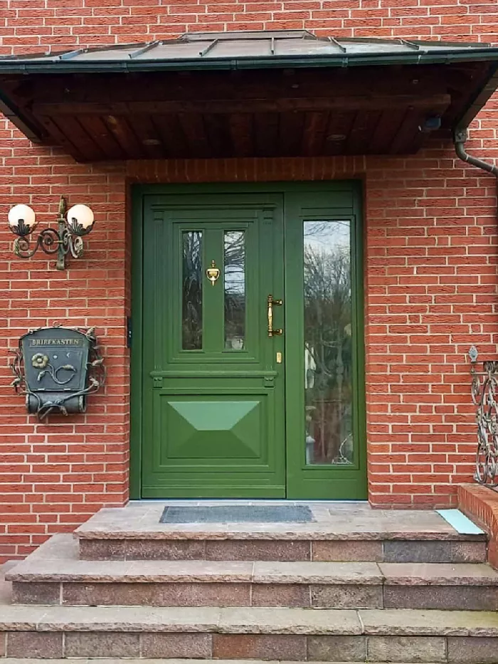 Zielone drzwi zewnętrzne z witrażem