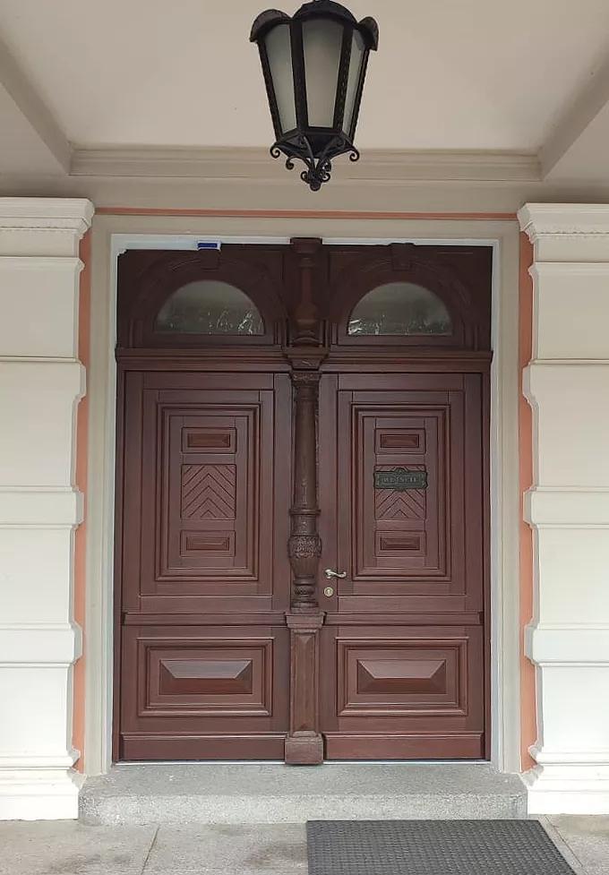 Drewniane drzwi zewnętrzne w stylu rustykalnym