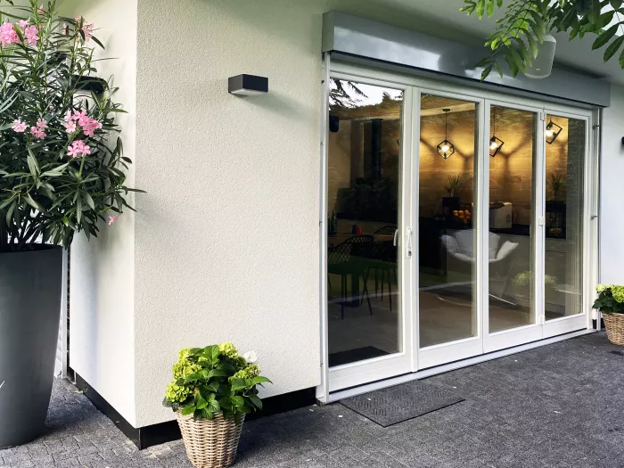 Okna drewniane w letnim domku ogrodowym