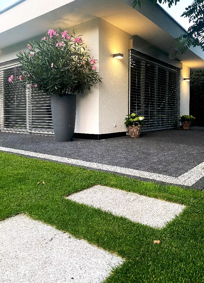 Okna drewniane w letnim domku ogrodowym