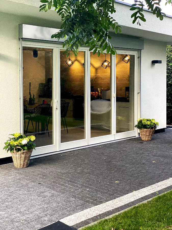 Okna drewniane w letnim domku ogrodowym