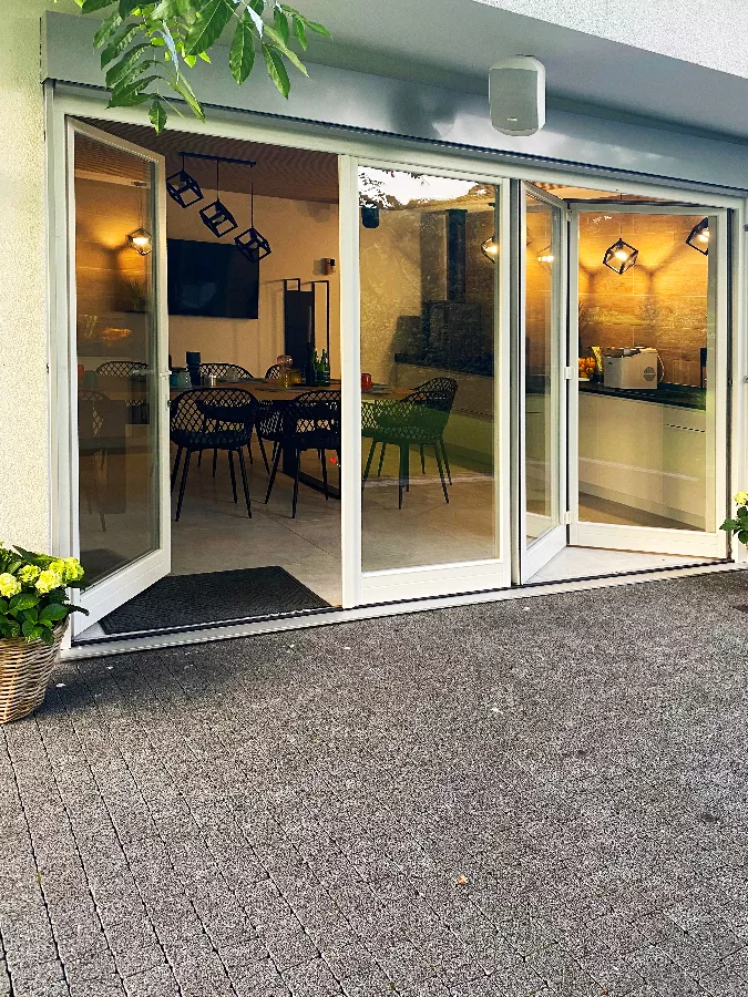 Okna drewniane w letnim domku ogrodowym