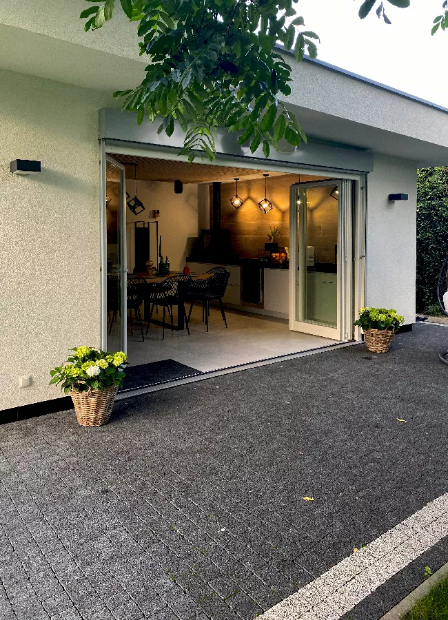 Okna drewniane w letnim domku ogrodowym