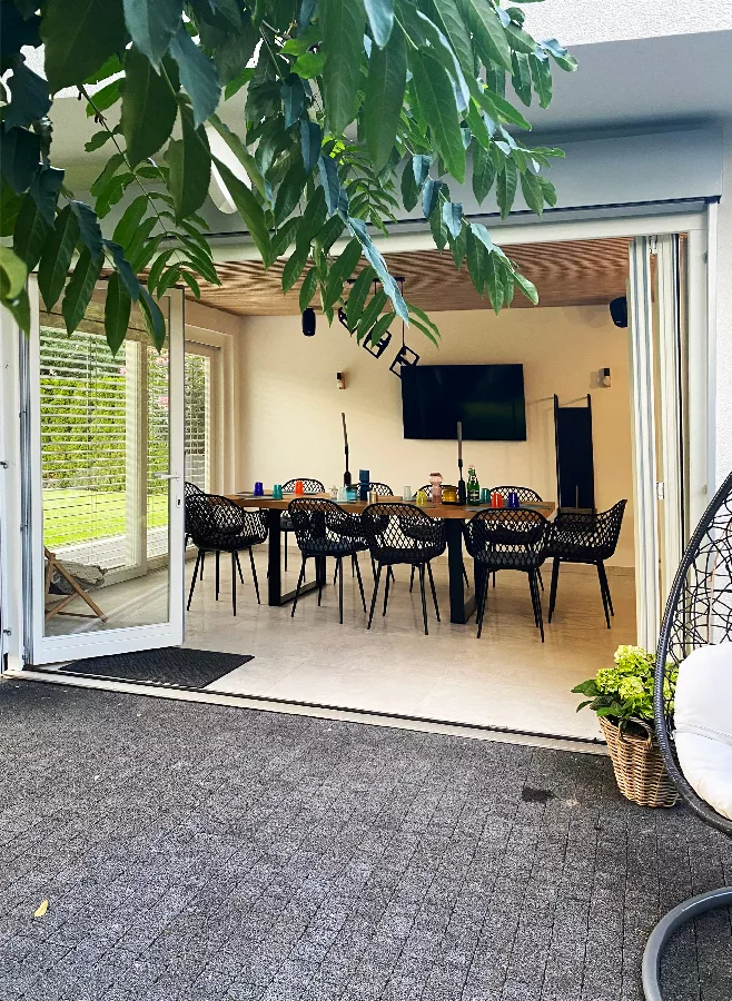 Okna drewniane w letnim domku ogrodowym