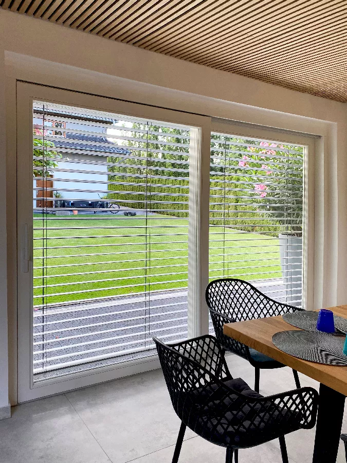 Okna drewniane w letnim domku ogrodowym