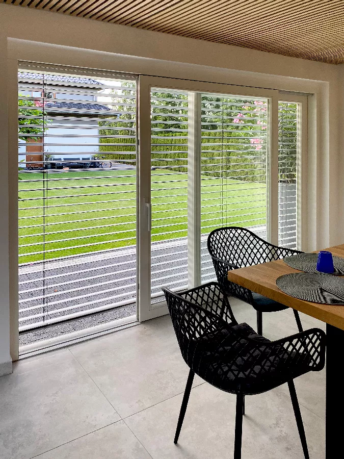 Okna drewniane w letnim domku ogrodowym