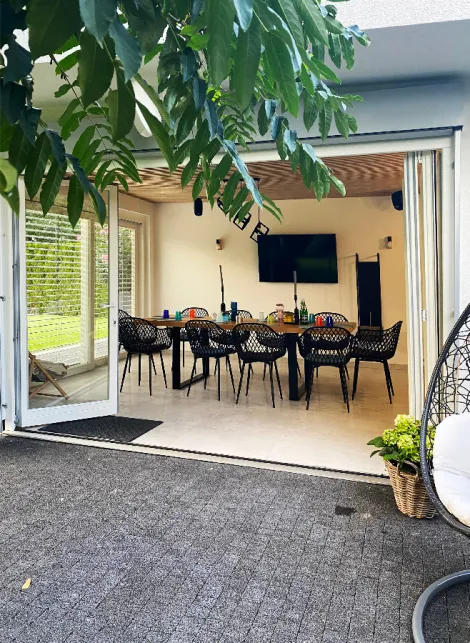 Okna drewniane w letnim domku ogrodowym