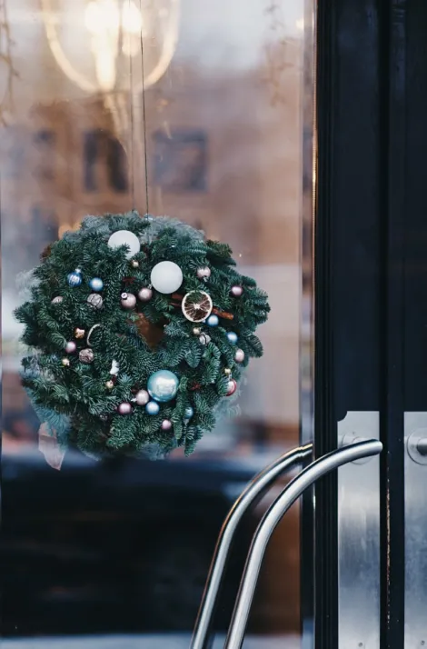 drzwi drewniane z ozdobą świąteczną