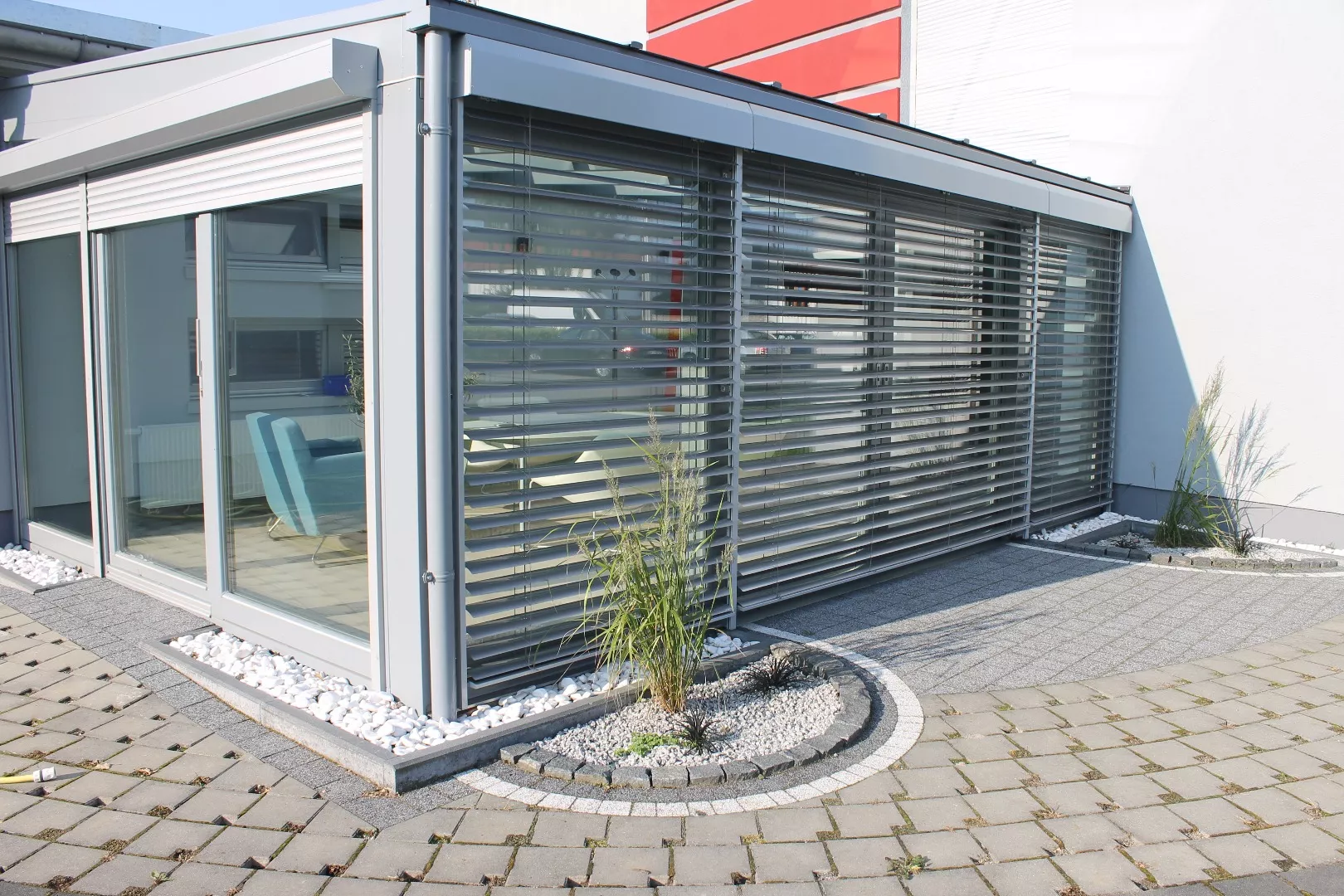 Szare drewniane okna