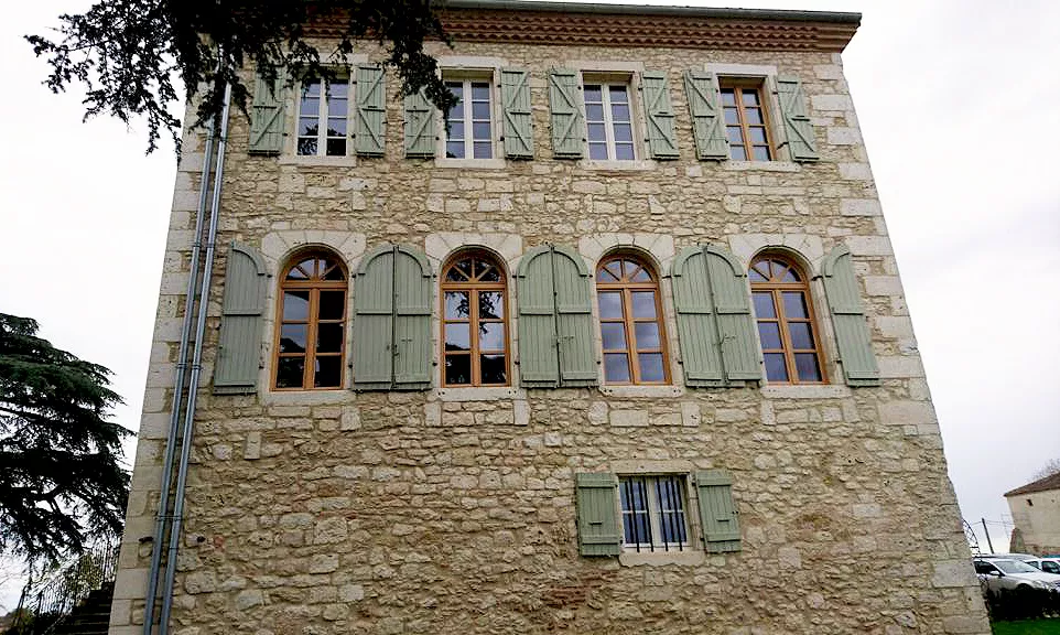 Okna i okiennice w stylu retro - francuska posiadłość