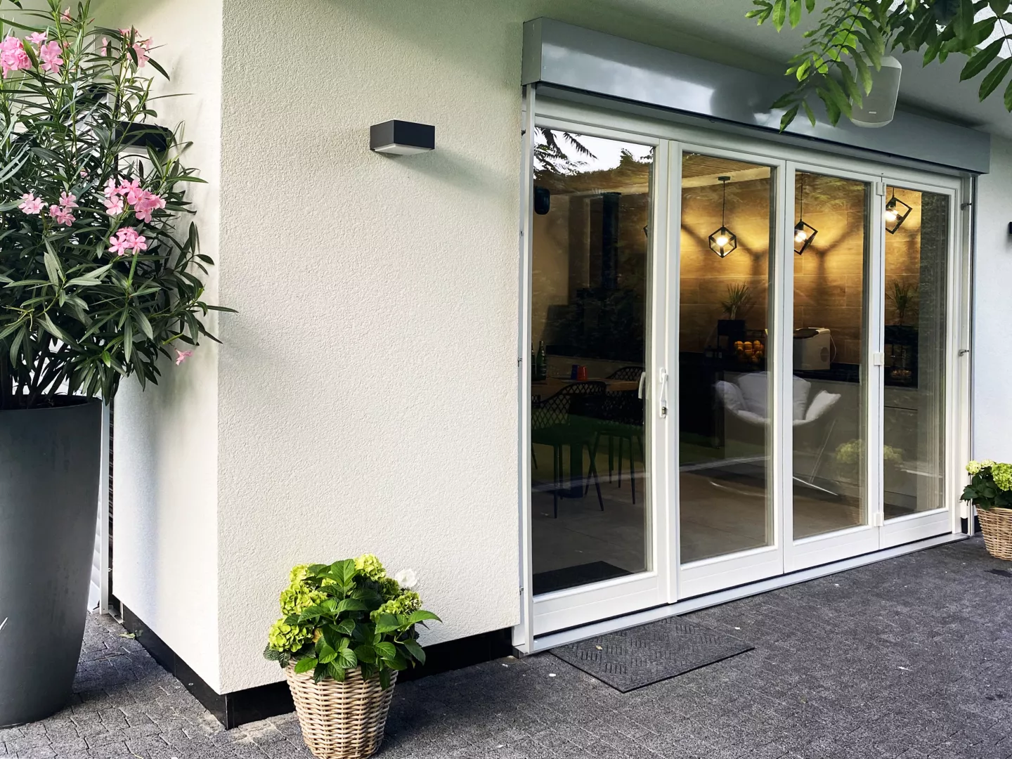 Okna drewniane w letnim domku ogrodowym