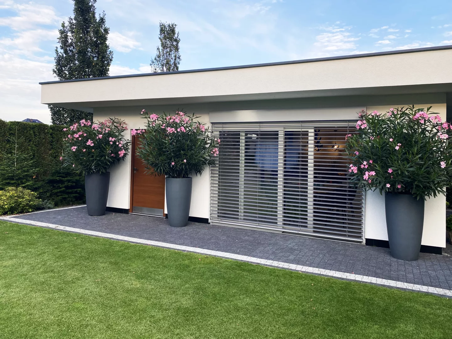 Okna drewniane w letnim domku ogrodowym