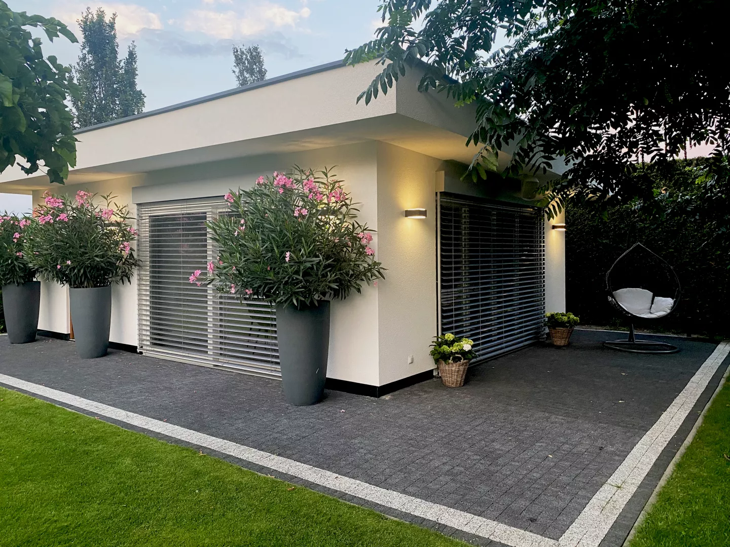 Okna drewniane w letnim domku ogrodowym