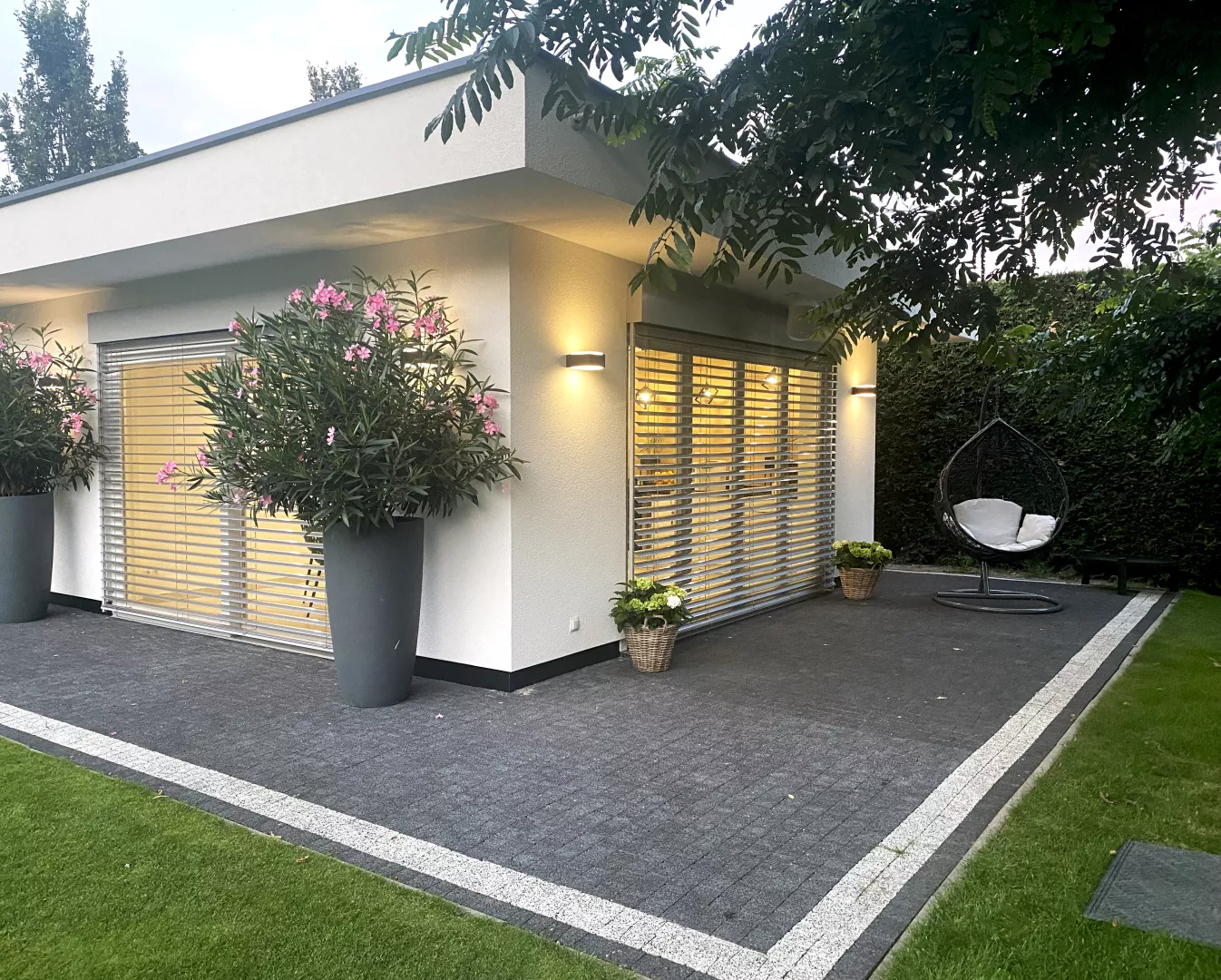 Okna drewniane w letnim domku ogrodowym