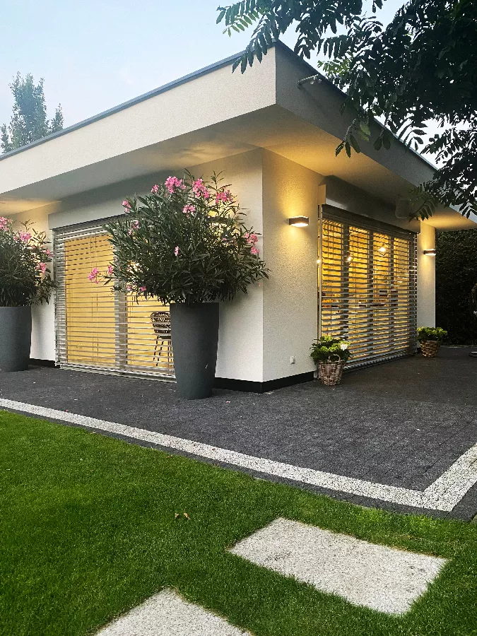 Okna drewniane w letnim domku ogrodowym