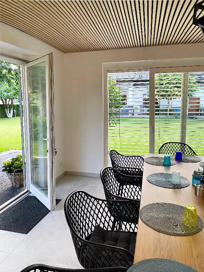 Okna drewniane w letnim domku ogrodowym