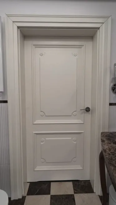 Białe drzwi wewnętrzne