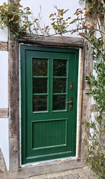 Zielone drzwi zewnętrzne