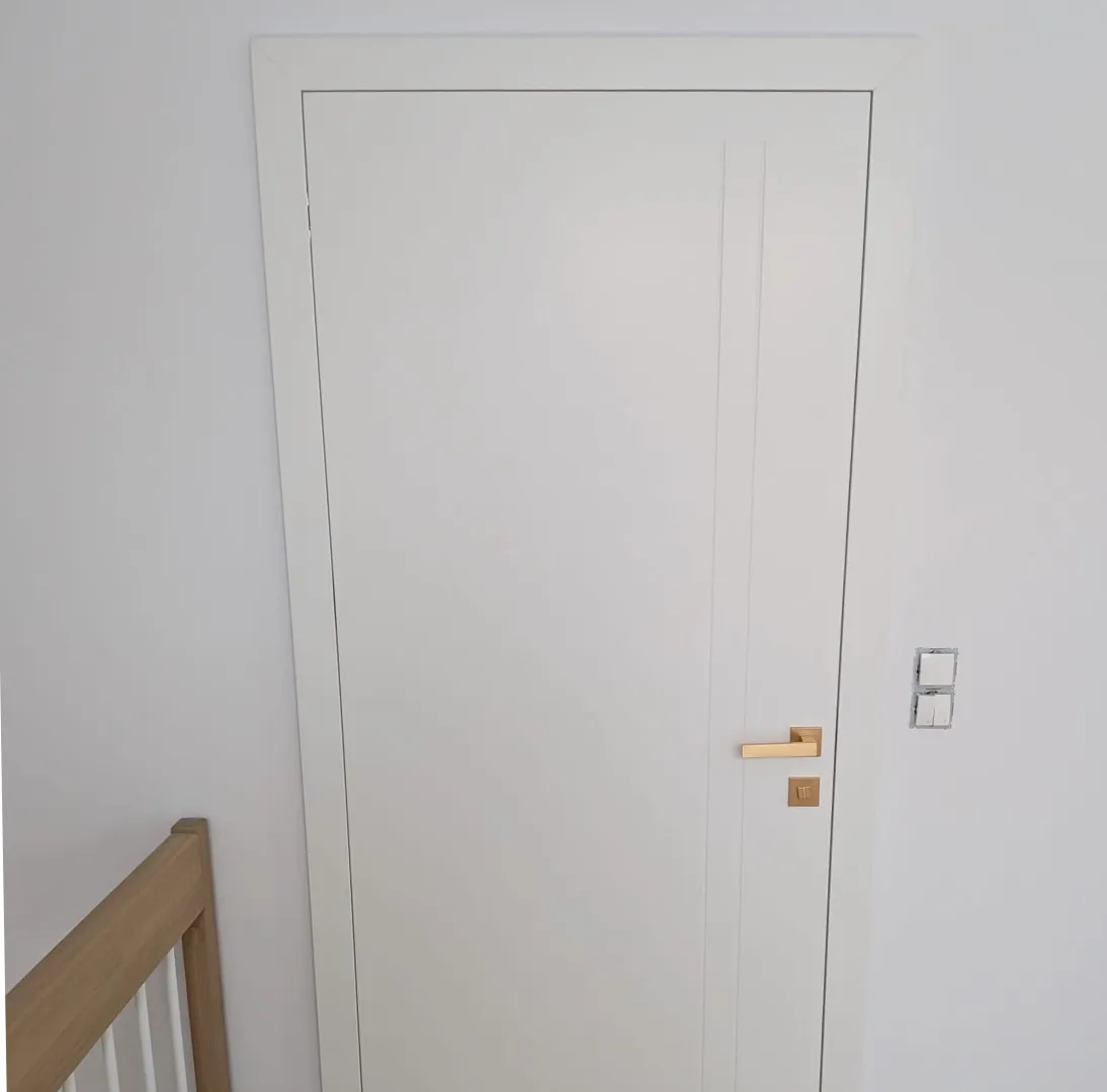 białe drzwi wewnętrzne
