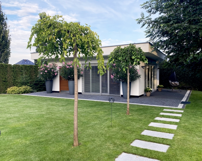 Okna drewniane w letnim domku ogrodowym